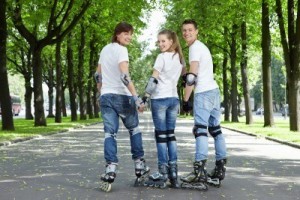 7861590-tre-giovani-scooter-stand-voltato-indietro-nel-parco