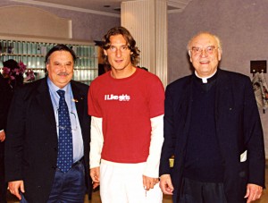 Don Salvatore con Francesco Totti al Pianeta benessere