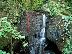 Una cascata nel parco dell'Arcionello