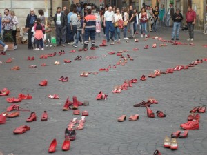 Le swcarpe rosse a piazza del Comune