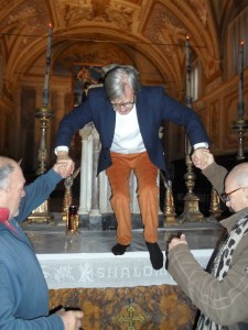 Vittorio Sgarbi in piedi sull'altare del Gonfalone