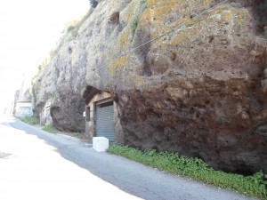 Via del Pilastro: un garage ricavato da una grotta