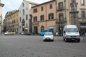 Auto e furgone in sosta al centro della piazza
