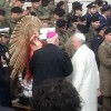 Cristo risorto Papa Francesco con il vescovo Marrucci di fronte alla statua