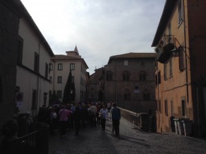 Turisti verso il Duomo