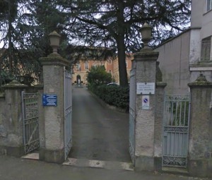 L'ingresso del liceo Ragonesi, in via IV novembre
