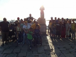 Il gruppo Juppiter davanti al monumento a Manuela Arcuri