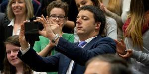 Un selfie del presidente del consiglio Matteo Renzi