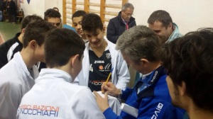 Coach Calvani firma autografi ai ragazzi del Basket Murialdo