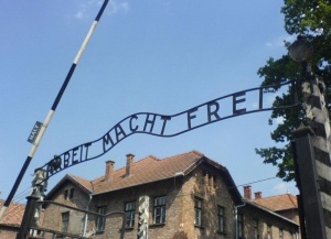 Il lugubre ingresso al campo di Auschwitz