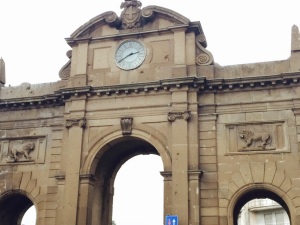 Il puntualisssimo (due volte al giorno) orologio di Porta Fiorentina