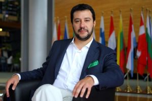 Matteo Salvini guida la marcia contro Renzi