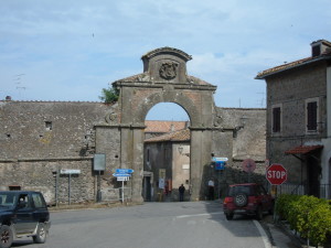 La porta di ingresso a San Martino al Cimino