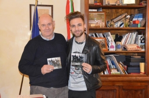 Il sindaco Mazzola con Alessio Bernabei