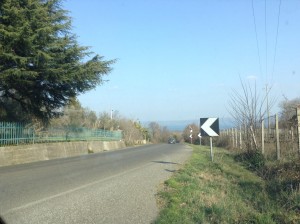 Strada Verentana, una serie di cartelli indica la curva pericolosa verso sinistra