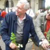 Il sindaco Michelini porge un fiore anche alla minoranza