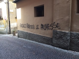 Una scritta in via Fontanella di Sant'Angelo