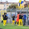 La Viterbese festeggia il gol vincente di Saraniti