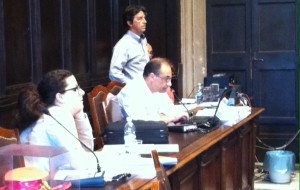 Il ragioniere capo del Comune, Stefano Quintarelli, mentre legge il bilancio voce per voce