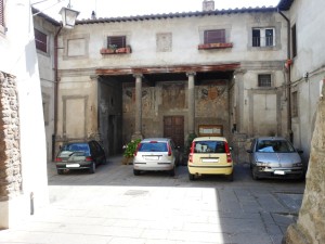 Palazzo Gallo circondato dalle auto