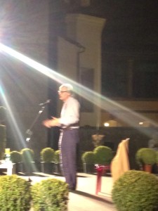 Vittorio Sgarbi sul palco di piazza del Plebiscito