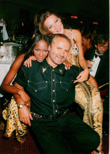 Gianni Versace con le sue modelle