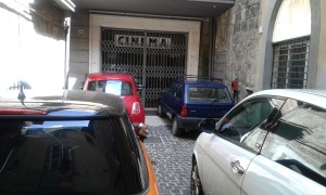La strada che porta al Cinema Genio è diventata un parcheggio...