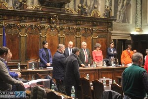 Il minuto di silenzio in consiglio comunale per le vittime degli attacchi di Parigi