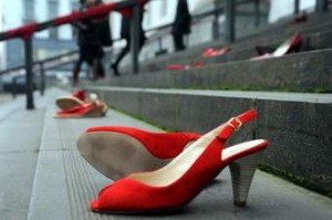 Le scarpette rosse, simbolo del contrasto alla violenza sulle donne