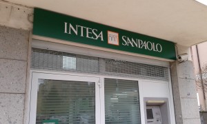 Le insegne di Intesa SanPaolo all'ex filiale Carivit di via Polidori
