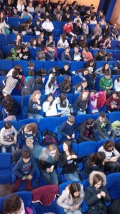 La giovane folla del teatro Petrolini