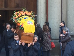I funerali di Tonino Mecarini: sulla bara la maglia gialloblu