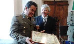 Il sindaco Nicola Olivieri consegna la cittadinanza onoraria al colonnello Andrea Di Stasio