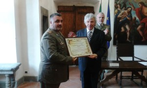 L'attestato di benemerenza consegnato dal sindaco Olivieri al luogotenente Domenico Ferri