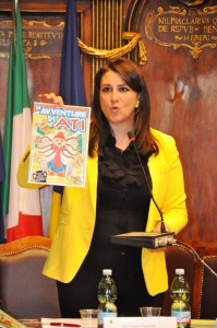 Il vice sindaco Luisa Ciambella con il fumetto di Ati, simbolo di Etruria Experience