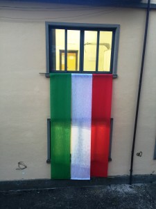 Tricolore alle finestre della scuola