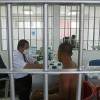 Un medico che visita un detenuto in carcere