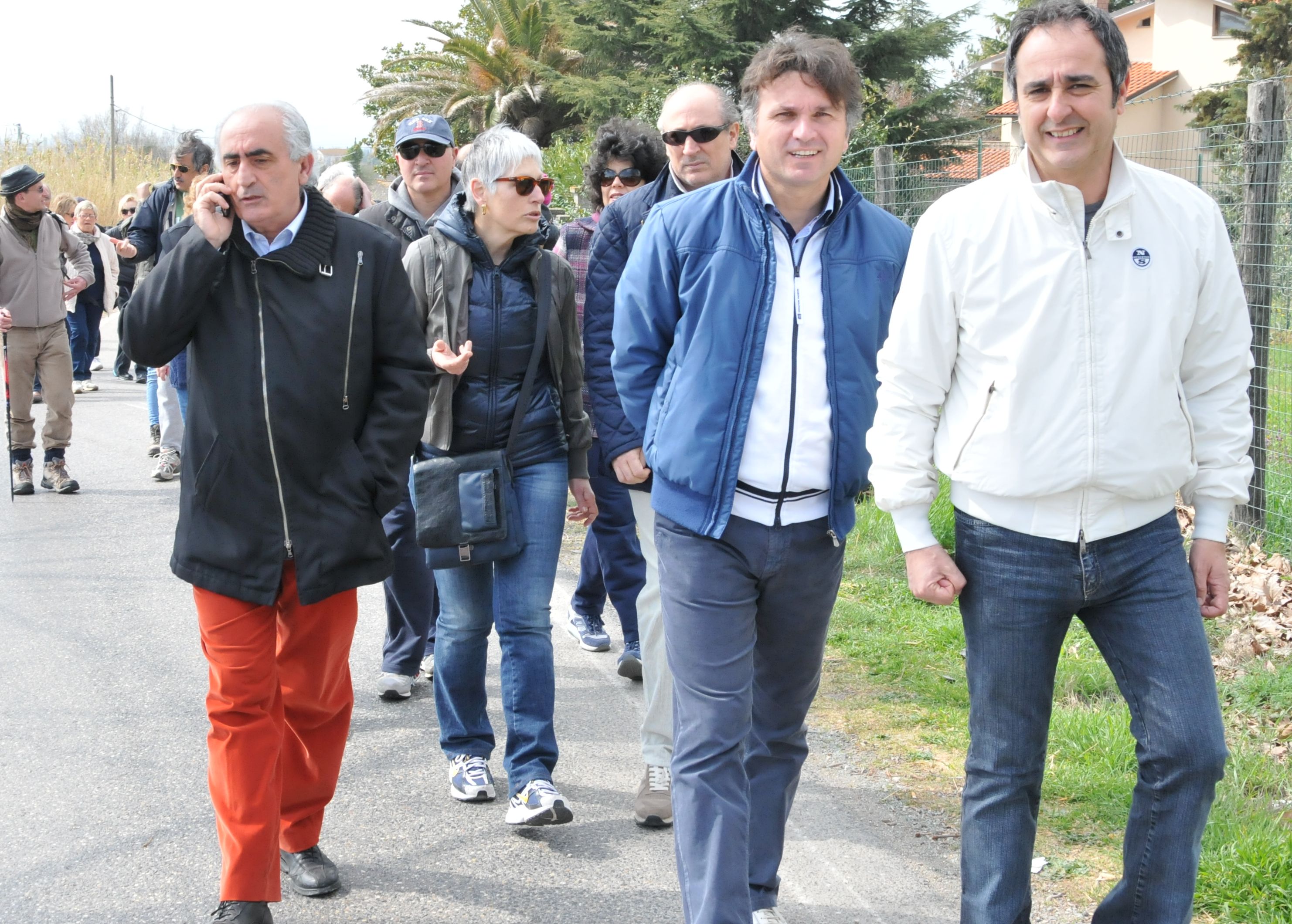 Alvaro Ricci (con Giammaria Santucci) durante la passeggiata contro la lottizzazione Itet