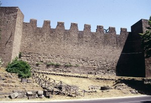 mura sui resti del pal. federico II-1242_1250 capocci