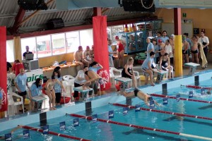 Le gare di nuoto alla piscina comunale