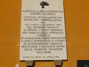 La targa commemorativa a Ponte di Cetti