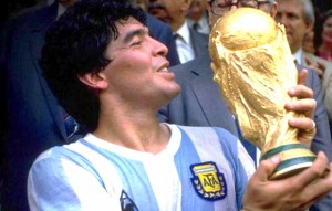 Maradona con la coppa del mondo