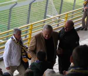 Il patron della Viterbese Piero Camilli tra i tifosi allo stadio