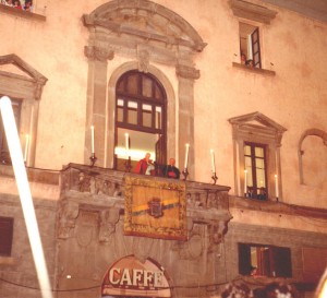 Karol Wojtyila affacciato al balcone di piazza del Comune