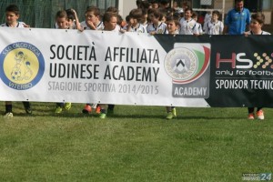 I ragazzi del Calcio Tuscia con lo striscione dell'Udinese Academy