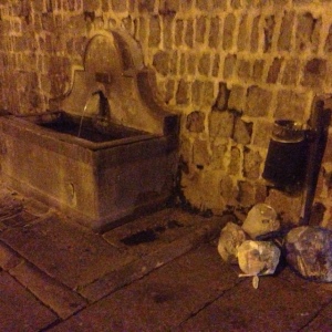 La fontana di via San Pellegrino con mondezza