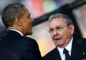 Obama stringe la mano a Raúl Castro