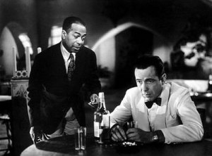 Humphrey Bogart beve in una scena di Casablanca