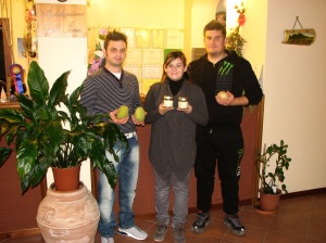 La famiglia Reali mostra orgogliosa i prodotti a base di melanzana