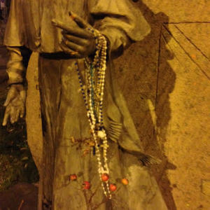 I nuovi rosari lasciati nella mano della santa